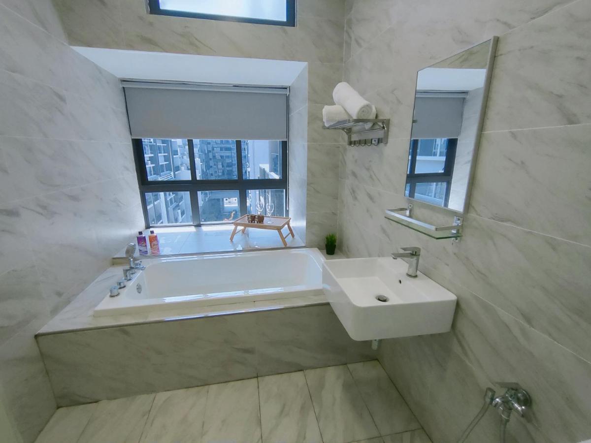 Imperio Condominium / Bathtub/ InFINITY Pool @ Melaka Town Esterno foto